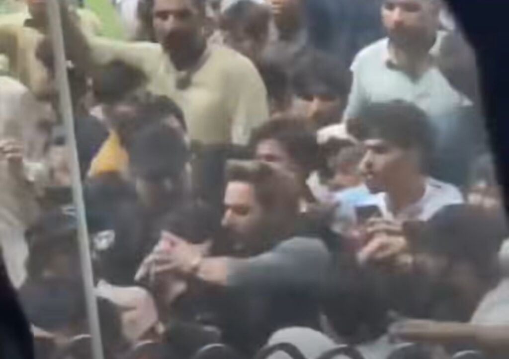 شاہد آفریدی پنکھے کو ہلانے پر آگ کی زد میں شاہد آفریدی پنکھے کو ہلانے پر آگ کی زد میں