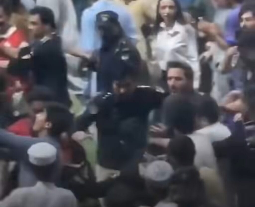 شاہد آفریدی پنکھے کو ہلانے پر آگ کی زد میں شاہد آفریدی پنکھے کو ہلانے پر آگ کی زد میں