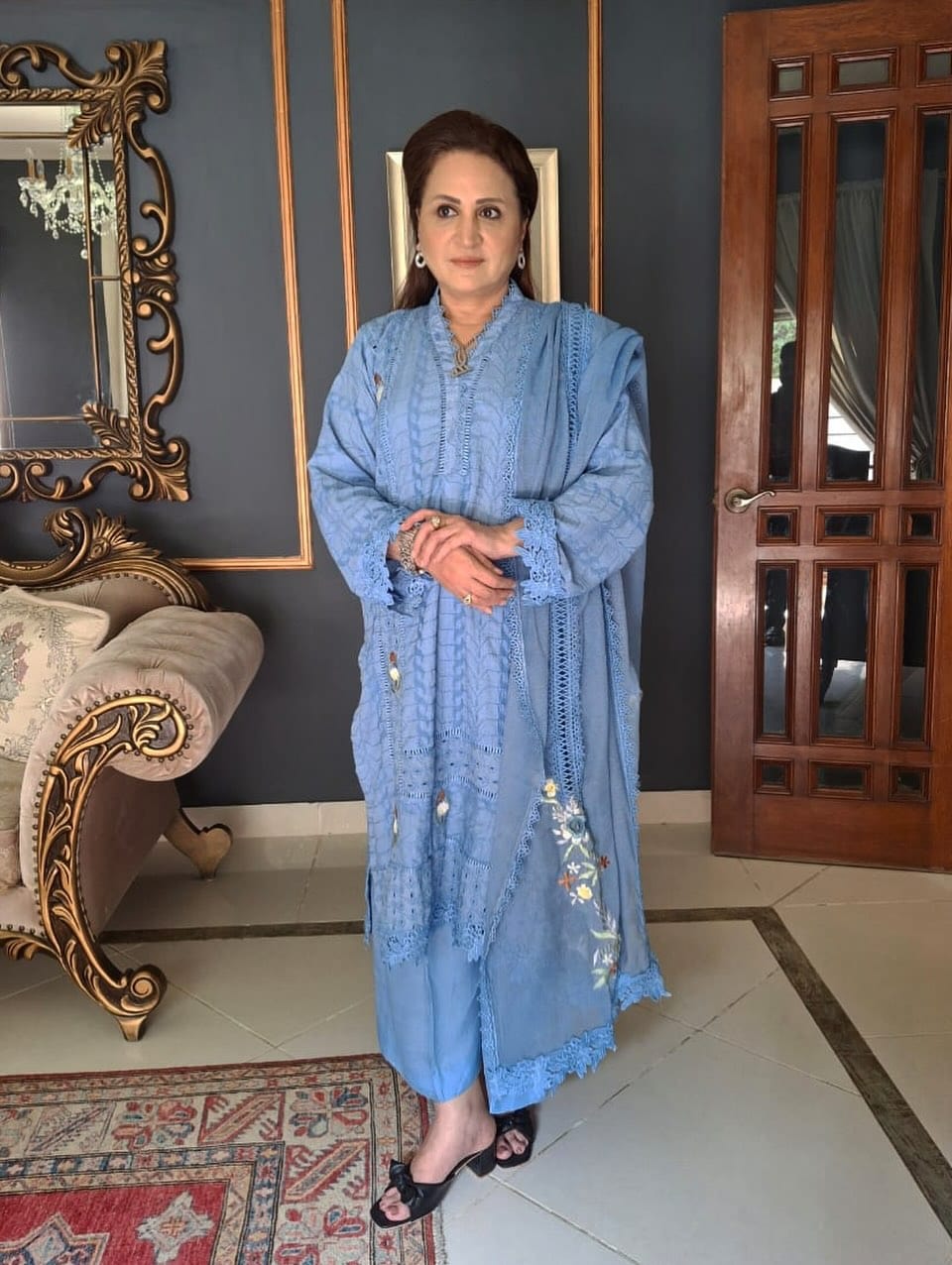 عاصمہ عباس کہتی ہیں کہ 60 سال سے زیادہ عمر کی اکیلی خواتین کو شادی کرنی چاہیے۔ اسماء عباس نے گھر والوں کے ساتھ معاشرے کے رویے کو پکارا۔
