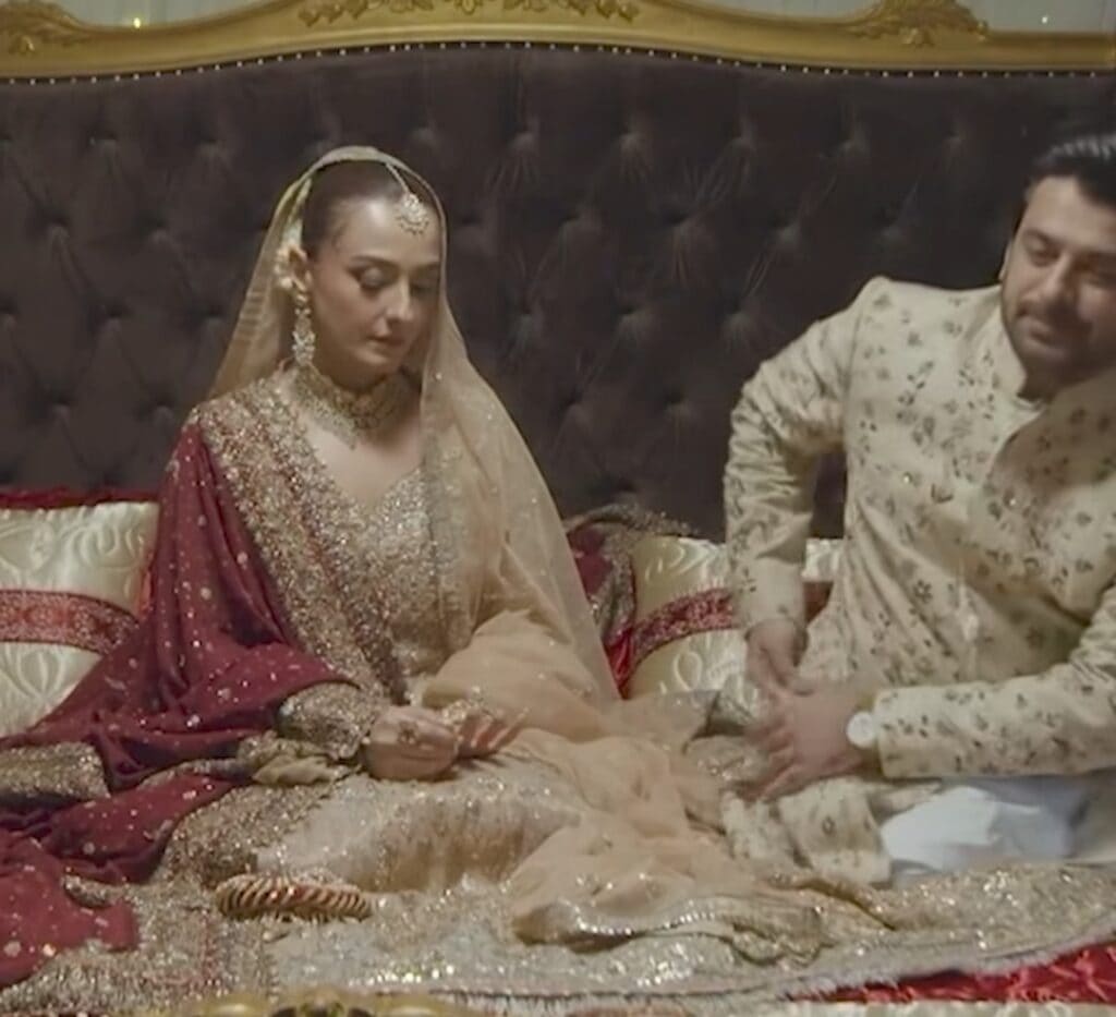 ناظرین حالیہ ڈرامے میں مومل شیخ کو ہمایوں اشرف کی ماں کہہ رہے ہیں۔ ناظرین حالیہ ڈرامے میں مومل شیخ کو ہمایوں اشرف کی ماں کہہ رہے ہیں۔