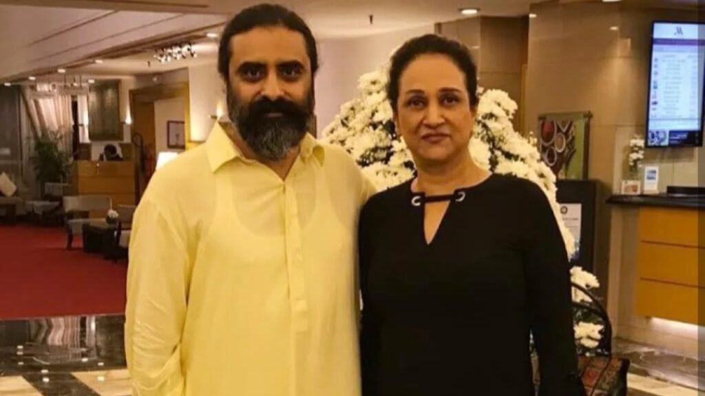 عاصمہ عباس کہتی ہیں کہ 60 سال سے زیادہ عمر کی اکیلی خواتین کو شادی کرنی چاہیے۔ عاصمہ عباس کہتی ہیں کہ 60 سال سے زیادہ عمر کی اکیلی خواتین کو شادی کرنی چاہیے۔