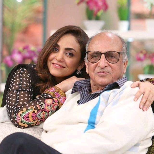 نادیہ خان بتاتی ہیں کہ والد کی دیکھ بھال کرنے سے انہیں زندگی میں کیسے فائدہ ہوا۔ نادیہ خان بتاتی ہیں کہ والد کی دیکھ بھال کرنے سے انہیں زندگی میں کیسے فائدہ ہوا۔